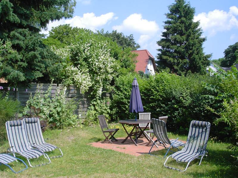 Sitz- und Liegemöglichkeiten im hauseigenen Garten - Landhaus Dittmann auf Hiddensee